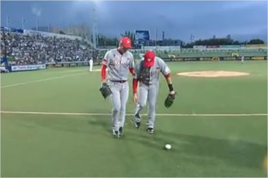 '브라운,완전범죄는없다고'SK브라운(오른쪽)이9일대구삼성전4회말이끝나고더그아웃으로돌아오면서공을김광현의다리쪽에떨어뜨린뒤줍는모습.(사진=스포티비화면캡처)