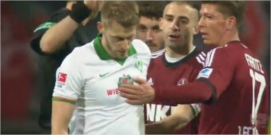 '훈트,훈훈하구나'지난해3월분데스리가경기중양심선언으로자신이얻은페널티킥판정번복을이끈브레멘의아론훈트(왼쪽)을뉘른베르크선수들이다가가격려하는모습.(사진=유투브캡처)