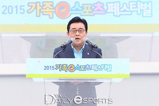 2015 가족 e스포츠 페스티벌에 참가해 게임의 중요성에 대해 역설하고 있는 전병헌 의원.