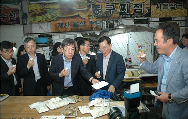 ▲이영렬검사장등직원들이떡을맛보며즐거워하고있다.