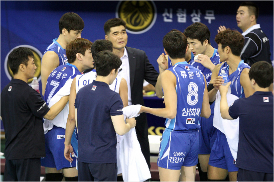 신치용감독의뒤를이어삼성화재의지휘봉을잡은임도헌감독은자신의데뷔전인우리카드와'2015청주*KOVO컵프로배구대회'조별리그1차전에서기분좋은승리를거뒀다.(자료사진=KOVO)