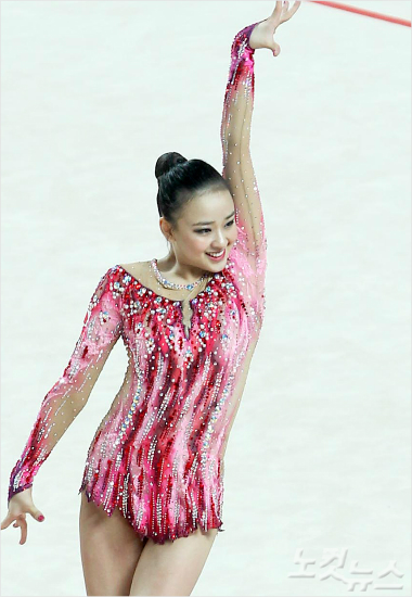 11일오후광주여대유니버시아드체육관에서열린2015광주하계유니버시아드대회리듬체조개인종합경기에출전한손연재(21.연세대)가멋진연기를펼치고있다.박종민기자