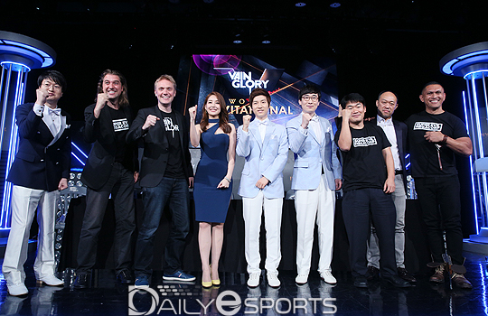 베인글로리 개발자와 월드 인비테이셔널 중계진이 파이팅 포즈를 취했다.