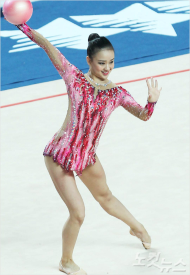 11일오후광주여대유니버시아드체육관에서열린2015광주하계유니버시아드대회리듬체조개인종합경기에출전한손연재(21.연세대)가멋진연기를펼치고있다.박종민기자