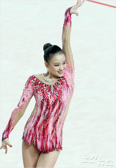 11일오후광주여대유니버시아드체육관에서열린2015광주하계유니버시아드대회리듬체조개인종합경기에출전한손연재(21.연세대)가멋진연기를펼치고있다.박종민기자