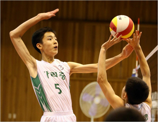 청주각리중배구부3학년양희준은이미키가196cm로국내중학생배구선수가운데최장신이다.배구입문2년만에많은고교배구부의관심을한몸에받고있다.(자료사진=발리볼코리아닷컴)