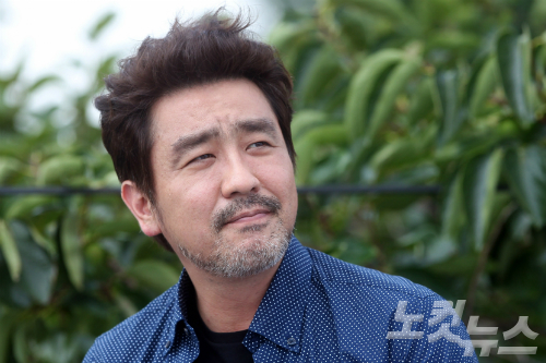 영화'손님'의주연배우류승룡이15일오후서울삼청동의한카페에서CBS노컷뉴스와의인터뷰에앞서포즈를취하고있다.(사진=황진환기자)