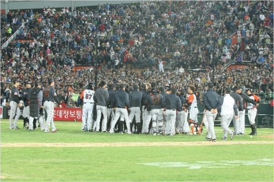 지난4월12일사직경기에서롯데와한화선수들이그라운드대치상황을벌이고있는모습.(자료사진=롯데)