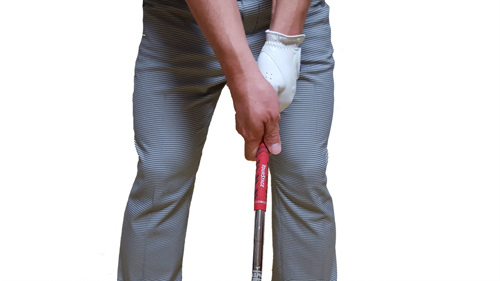 ▲왼손너클이2개이하로보이는위크그립.슬라이스의원인이되기도한다.