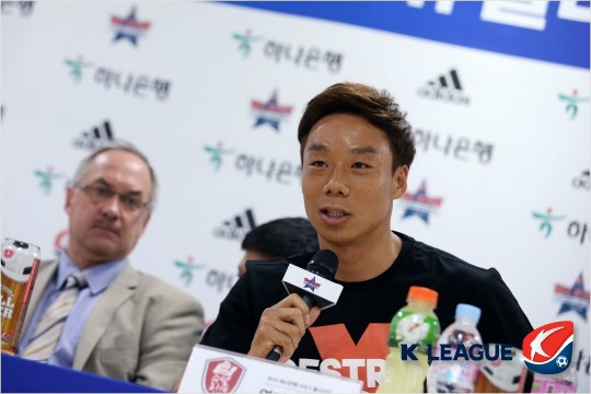 "두리형,이겨줄게요"선수생활의마지막K리그올스타전에서승리욕심을드러낸차두리를향해상대팀주장인염기훈은많은골을넣어승리를저지하겠다고약속했다.(자료사진=한국프로축구연맹)