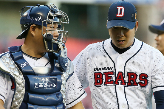 '이렇게만가자고요'두산장원준(오른쪽)-양의지배터리가16일케이티와홈경기에서상대공격을막아낸뒤더그아웃으로들어오며얘기를나누고있다.(잠실=두산베어스)