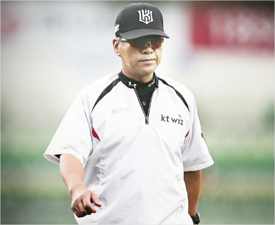 '난어디로가야하나'조범현감독은시즌초반극도의부진을겪을때"집도,야구장도가기싫었다"고마음고생을털어놨다.(자료사진=케이티)