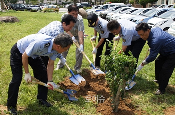 ▲부산교도소직원들이청렴동산에무궁화를심으며청념의지를다지고있다.(사진제공=부산교도소)