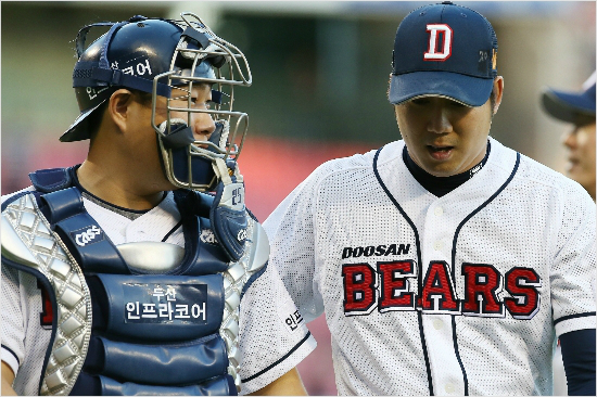 '원준이형,오늘은잘했죠?'양의지가16일선발등판한장원준과더그아웃으로들어가며대화를나누고있는모습.(자료사진=두산)