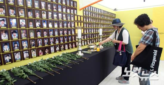 서울광화문광장세월호농성1주년을사흘앞뒀던지난11일광화문광장합동분향소를찾은시민들이분향을하고있다.(사진=황진환기자)
