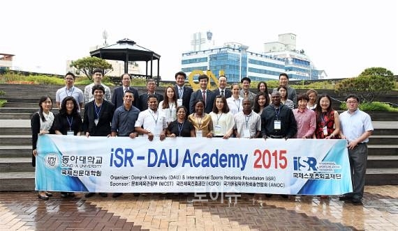 ▲문대성국제스포츠외교재단이사장이6월29일부산동아대부민캠퍼스에서iSR아카데미환영회를갖고참석자들과기념촬영.(사진제공=국제스포츠외교재단)