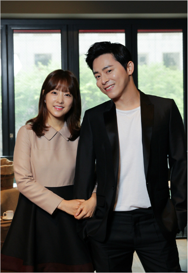tvN'오나의귀신님'에출연중인배우박보영과조정석.(CJE&M제공)