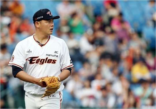 1이닝동안볼넷3개를허용한송창식.(자료사진=한화이글스)