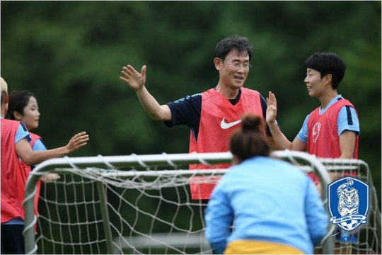 동아시아축구연맹(EAFF)동아시안컵을앞둔윤덕여감독은지소연과박은선의부재로인한공격력약화,그리고대표팀소집도중열리는WK리그에선수들을보내야하는상황에도밝은분위기속에대회를준비하고있다.(자료사진=대한축구협회)