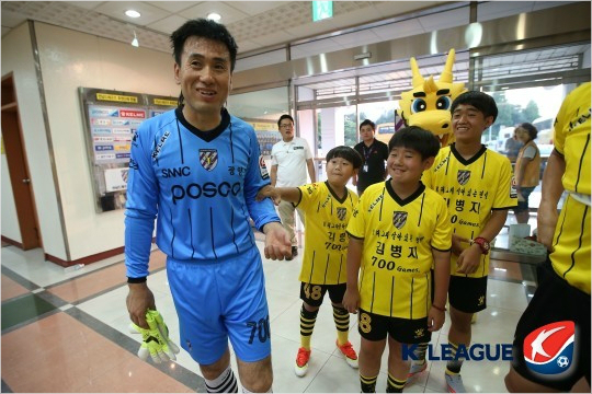 프로생활24년간700경기출전의역사를쓴김병지의다음목표는777경기출전,그리고축구선수의꿈을키우는세아들중고등학교에다니는큰아들과나란히프로무대에서는것이다.(자료사진=한국프로축구연맹)