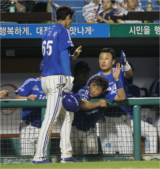 '내후계자답다'삼성구자욱(65번)이26일한화원정에서8회쐐기득점을올리자이승엽(오른쪽)이하이파이브를하고있는모습.(자료사진=삼성)