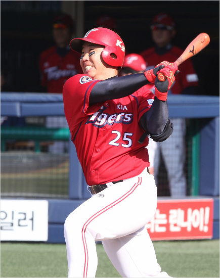 '역사의순간'KIA이범호가지난5월10일넥센전에서통산최다12호만루홈런을쏘아올리는모습.(자료사진=KIA)