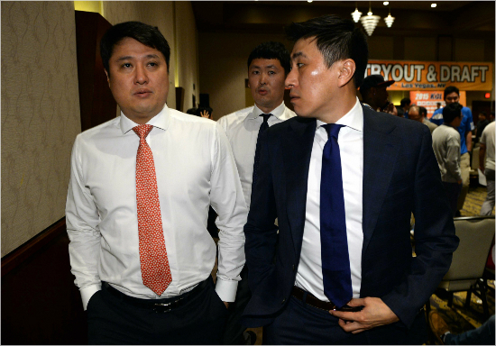 '웃을기분아니에요'문경은SK,추승균KCC,이상민삼성(왼쪽부터)감독이22일(한국시각)외국선수드래프트에서상위순번으로뽑힌뒤휴식시간에잠시행사장을빠져나가는모습.(라스베이거스=사진공동취재단)