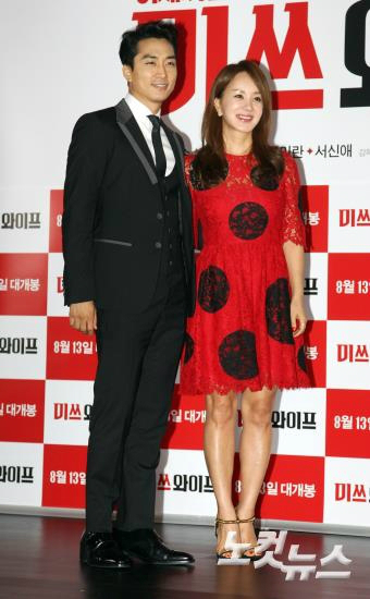 배우송승헌(왼쪽)과엄정화가지난28일오후서울을지로메가박스동대문에서열린영화'미쓰와이프'언론시사회에참석해포즈를취하고있다.(사진=황진환기자)