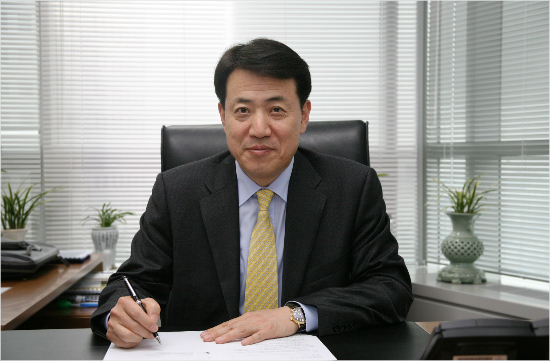 손관수CJ대한통운대표이사는28일서울중구프레스센터에서열린대한자동차경주협회(KARA)2015년임시회원총회에서제8대회장으로뽑혔다.손회장은오는9월부터4년간KARA를이끈다.(자료사진=KARA)