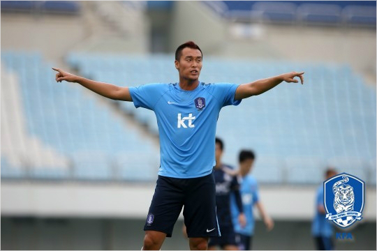 울리슈틸리케감독은2m에가까운큰키를자랑하는공격수김신욱에게상대문전에서자신의장기를적극활용해대표팀에다양한공격기회를만들어줄것을주문했다.(자료사진=대한축구협회)