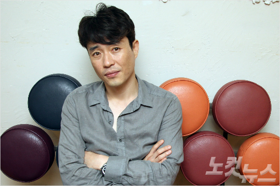 영화'베테랑'을연출한류승완감독이29일오전서울팔판동한카페에서CBS노컷뉴스와인터뷰전포즈를취하고있다.(황진환기자)
