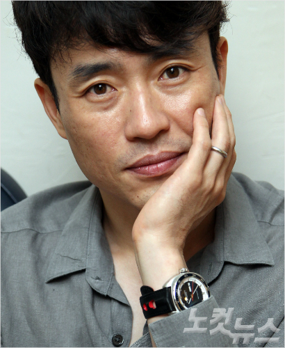 영화'베테랑'을연출한류승완감독이29일오전서울팔판동한카페에서CBS노컷뉴스와인터뷰전포즈를취하고있다.(황진환기자)