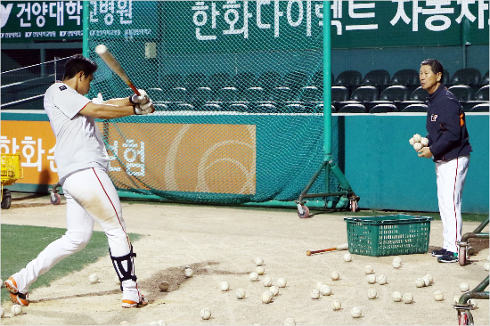 '역시특타가최고여'지난5월시즌중경기후특타를지도하고있는김성근한화감독(오른쪽)의모습.(자료사진=한화)