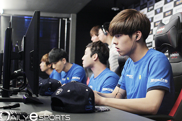 899일만의 복귀전에서 완벽한 경기력을 선보인 문호준(왼쪽).