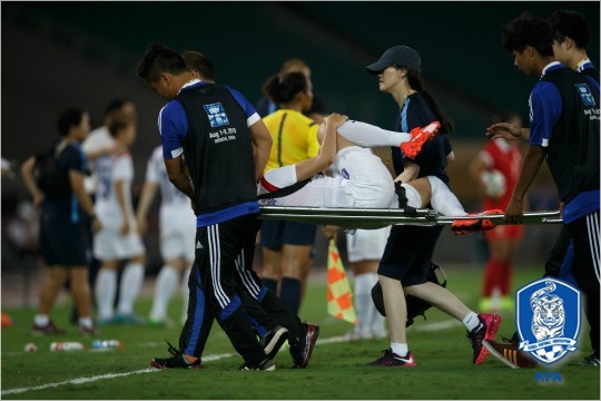 중국과동아시안컵1차전에수비형미드필더로전진배치된수비수심서연은후반8분상대선수와충돌하다오른쪽무릎이꺾이는부상으로병원에후송돼사실상잔여경기출전이불투명해졌다.(자료사진=대한축구협회)