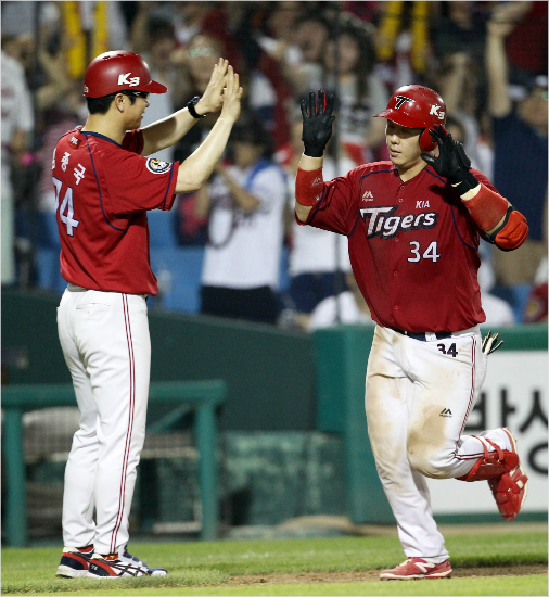 KIA이홍구(오른쪽)가1일한화원정에서5회역전투런포를날린뒤3루를돌며김종국코치와하이파이브를하는모습.(대전=KIA타이거즈)