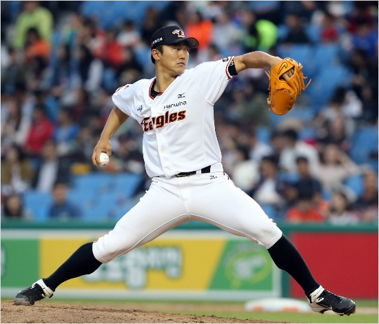 '내어깨에달렸다'2일KIA와홈경기에절체절명의위기에처한팀을구해야할특명을안고선발등판하는한화안영명.(자료사진=한화)