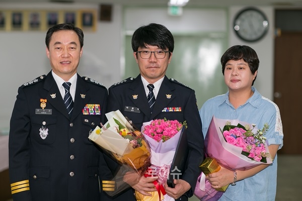 ▲권기선부산경찰청장(사진왼쪽)과특진한박용우경사등이기념촬영.(사진제공=부산경찰청)