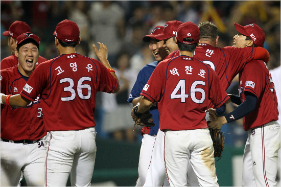 '이겼다'KIA선수들이2일한화원정에서비디오판독끝에3-2승리가확정되자서로끌어안고기쁨을나누고있다.(대전=KIA타이거즈)