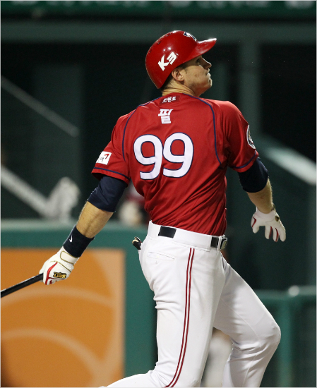 '역시효자'KIA브렛필이2일한화와원정에서6회역전1타점2루타를때려내고있다.(대전=KIA)