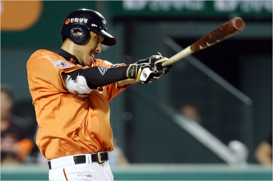 지난1일KIA와홈경기에서호쾌한타격을선보이고있는한화김경언.(자료사진=한화)