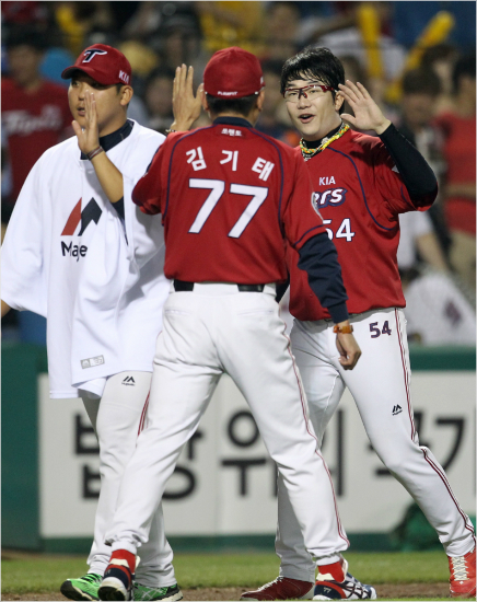 '지못미,현종아'지난2일한화원정에서3-2승리를거둔뒤KIA김기태감독이양현종(54번)과하이파이브를하는모습.(자료사진=KIA)