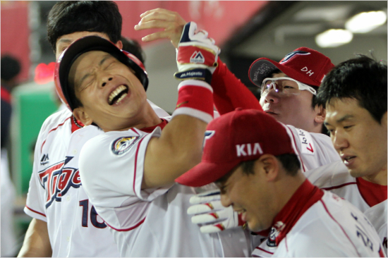 '현종이형,이때가좋았는데요'지난달30일SK와광주홈경기에서역전결승홈런을때려낸KIA백용환(왼쪽)이양현종(안경)의장난스러운축하세리머니에폭소하는모습.(자료사진=KIA)