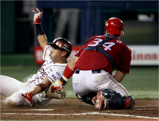 '태그는기가막혔는데...'KIA포수이홍구가5일넥센과목동원정에서5회상대주자고종욱을태그아웃시키는모습.(자료사진=KIA)