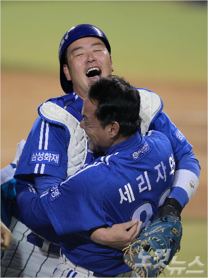지난해한국시리즈6차전에서넥센을꺾고통합4연패를이룬뒤삼성포수진갑용이세리자와코치를끌어안고기뻐하는모습.(자료사진=박종민기자)