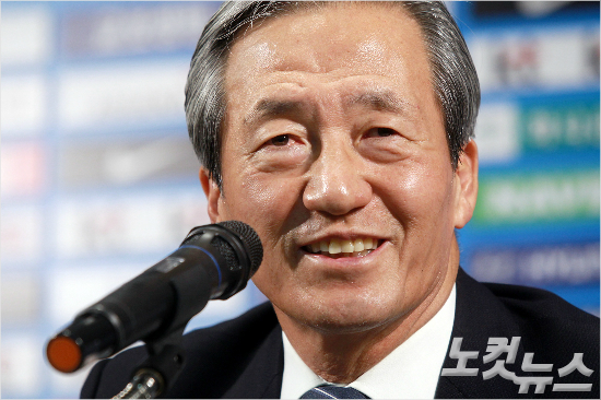 정몽준국제축구연맹(FIFA)명예부회장은17일프랑스파리에서차기FIFA회장선거출마를공식발표한다.파리는이번선거의가장강력한후보인미셸플라티니유럽축구연맹(UEFA)회장의본거지라는점에서적진의중심에서'축구대통령'도전을공식화하는상당한의미를가진다.윤창원기자
