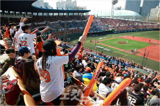 지난3월28일'2015타이어뱅크KBO리그'넥센-한화의개막전때한화팬들이응원하는모습.(자료사진=윤성호기자)