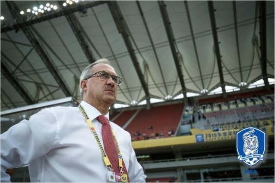 울리슈틸리케감독이이끄는남자축구대표팀은지난달보다2계단떨어진세계랭킹54위에자리했지만6개월만에일본(56위)을밀어내고이란(41위)에이어아시아2위를되찾았다.(자료사진=대한축구협회)