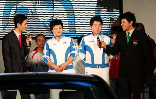 2006 현대자동차컵 EA 스포츠 피파온라인 월드챔피언십 우승을 차지했을 때 전경운(왼쪽).