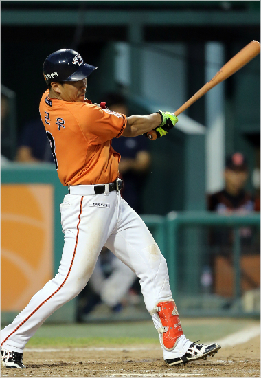 '3할자축포'한화정근우가9일롯데와홈경기에서5회역전결승2점홈런을날리고있다.(대전=한화이글스)